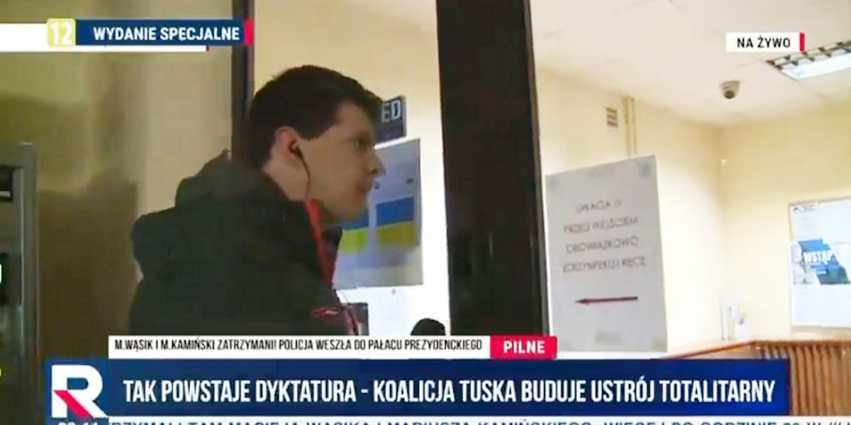Pracownik TV Republika wchodzi na komendę na Grochowie.