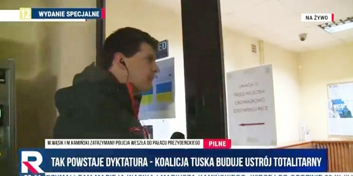 Pracownik TV Republika wchodzi na komendę na Grochowie.