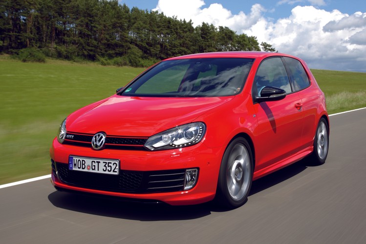 Kierowca dostaje pod nogę moc 235 KM (25 KM więcej niż standardowa wersja) w efekcie ten najmocniejszy golf GTI rozpędza się do 247 km/h