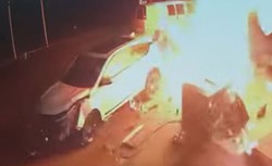 Samochód wjechał w dystrybutor na stacji paliw. Ogromny wybuch i pożar [NAGRANIE]