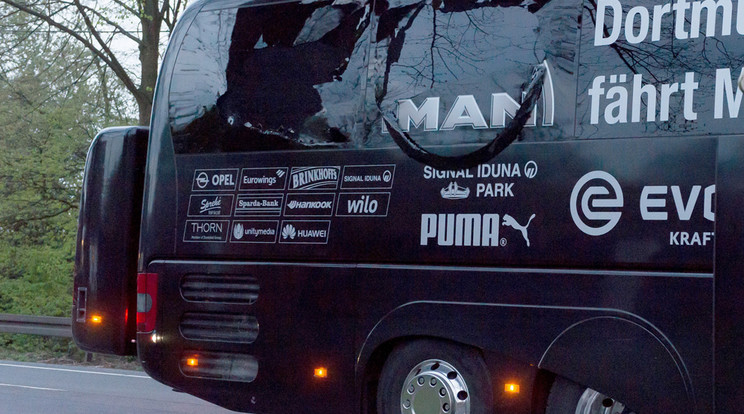 A Bajnokok Ligája-negyeddöntő előtt három bomba robbant a csapat busza mellett, a jármű ablaka betört /Fotó: MTI