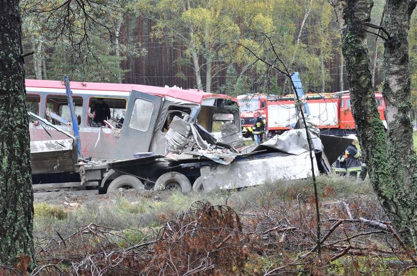 wypadek, pociąg, szynobus, cement, ciężarówka