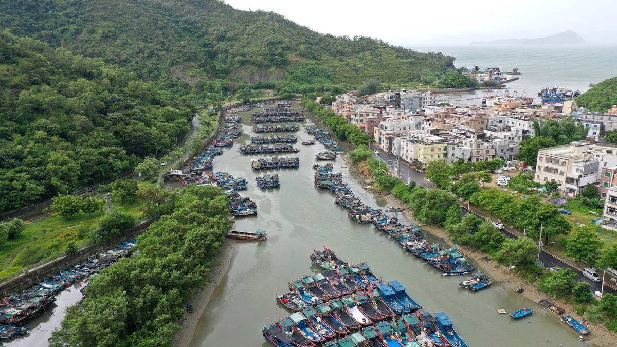 Čamci sklonjeni uoči dolaska tajfuna u specijalnoj zoni saradnje Šendžen-Šanvei u provinciji Guangdong, Kina, 25. jula