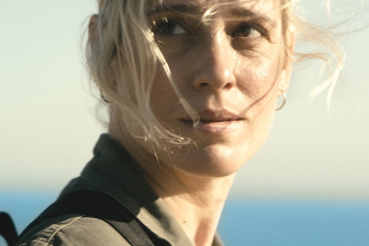 <strong>Płomień, reż. Syllas Tzoumerkas</strong>
<br><br>
Maria wchodzi w dorosłe życie z najlepszymi intencjami. Jest impulsywna, energiczna i pełna namiętności. Pochodzi z typowej kochającej się greckiej rodziny. Ma szerokie plany na przyszłość. Chce zostać prawniczką, ale poznaje przystojnego marynarza Yannisa, w którym zakochuje się bez pamięci. Namiętny związek przysłania im cały świat, a jego owocem jest trójka dzieci. Maria wychowuje je sama, bo Yannis cały czas pracuje na statku. Rodzinne szczęście okazuje się z czasem ułudą. 
<br><br>
Maria czuje się coraz bardziej samotna, a 10 lat później jej życie całkowicie się rozpada. Wybuch kryzysu w Grecji obnaża skrywane dotąd tajemnice rodzinne. Ich poznanie doprowadza Marię na skraj szaleństwa. Zdaje sobie sprawę, że tylko ona może zatrzymać nadchodząca katastrofę. Buntując się przeciwko nieodwzajemnionej miłości, utracie godności i chęci do życia, Maria decyduje się na desperacki krok. Aby ocalić siebie musi podjąć walkę i odrzucić własną przeszłość i ludzi, których kocha. Takie wyjście z sytuacji pociąga jednak za sobą tragiczny ciąg zdarzeń.