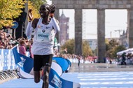 Kenijczyk Eliud Kipchoge podczas berlińskiego maratonu