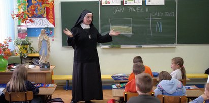 Coraz mniej uczniów chodzi na religię. Są opinie, aby wycofać ją ze szkół