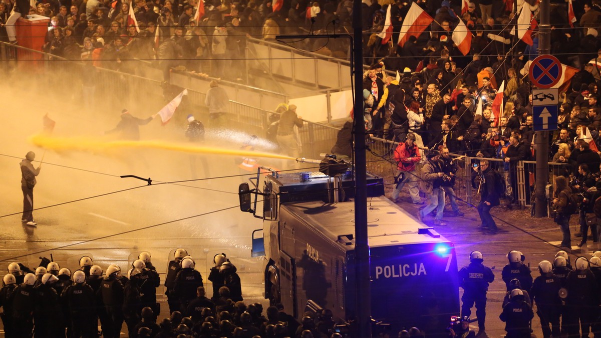 Przedstawiciel straży Marszu Niepodległości, który przemawiał podczas wiecu na błoniach Stadionu Narodowego, krytykował zadymiarzy, którzy przyszli na marsz tylko po to, żeby bić się z policją. - Niech zrobią swój marsz - antypolicyjny - mówił. - To są idioci, debile i ćwierćmózgi, i kretyni, których nie obchodziło to, że tu przemawiał kombatant. Tych debili nie obchodzi ani co my tu krzyczymy, ani co śpiewamy, ani co mówicie - dodał.