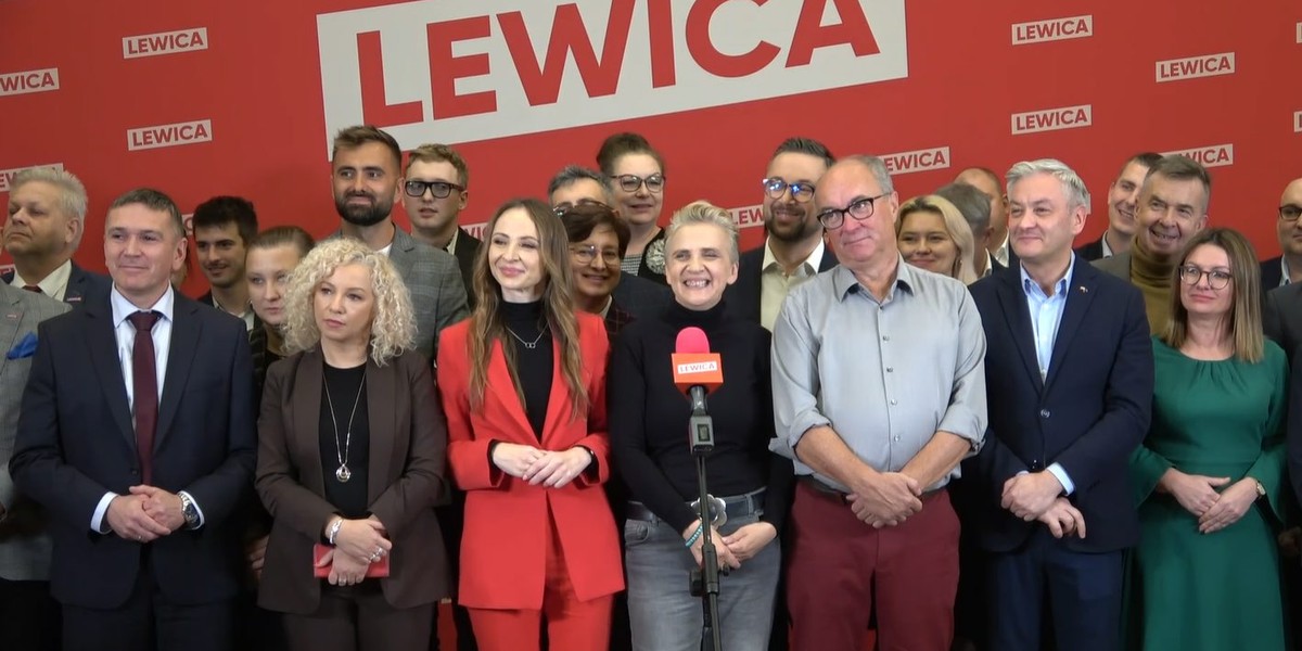 Zaskakujące sceny na konferencji. Gdy pracowniczka TVP zabrała głos, posłowie wybuchnęli śmiechem.