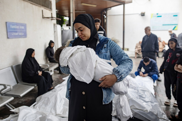Palestyńczycy z Rafah opłakują bliskich zabitych przez Izrael