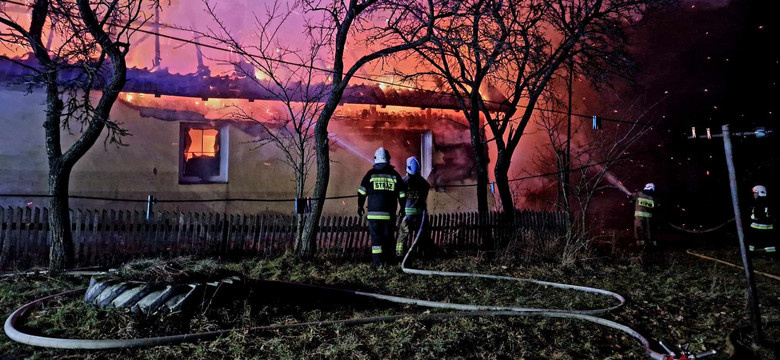 Pożar domu w Maciejowej Woli. "77-letni mąż wyniósł żonę z płonącego budynku"
