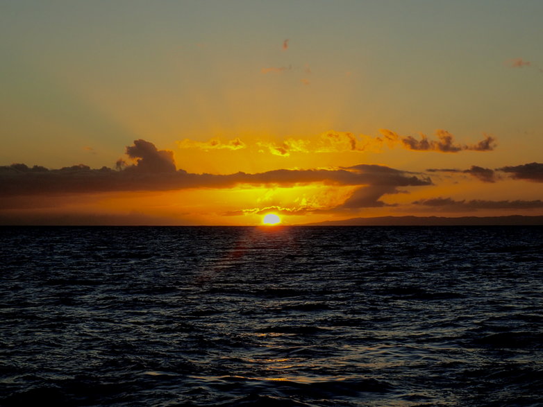 Zachód słońca nad Pacyfikiem  z pokładu katamaranu