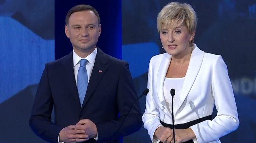 Duda też ma suflerkę! "Idź, pocałuj"