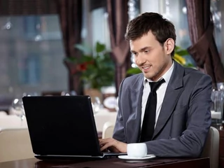 mężczyzna laptop kawa