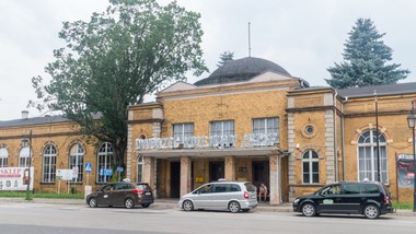 kuracjusze są uradowani. łatwy dojazd do kultowego uzdrowiska, bilety