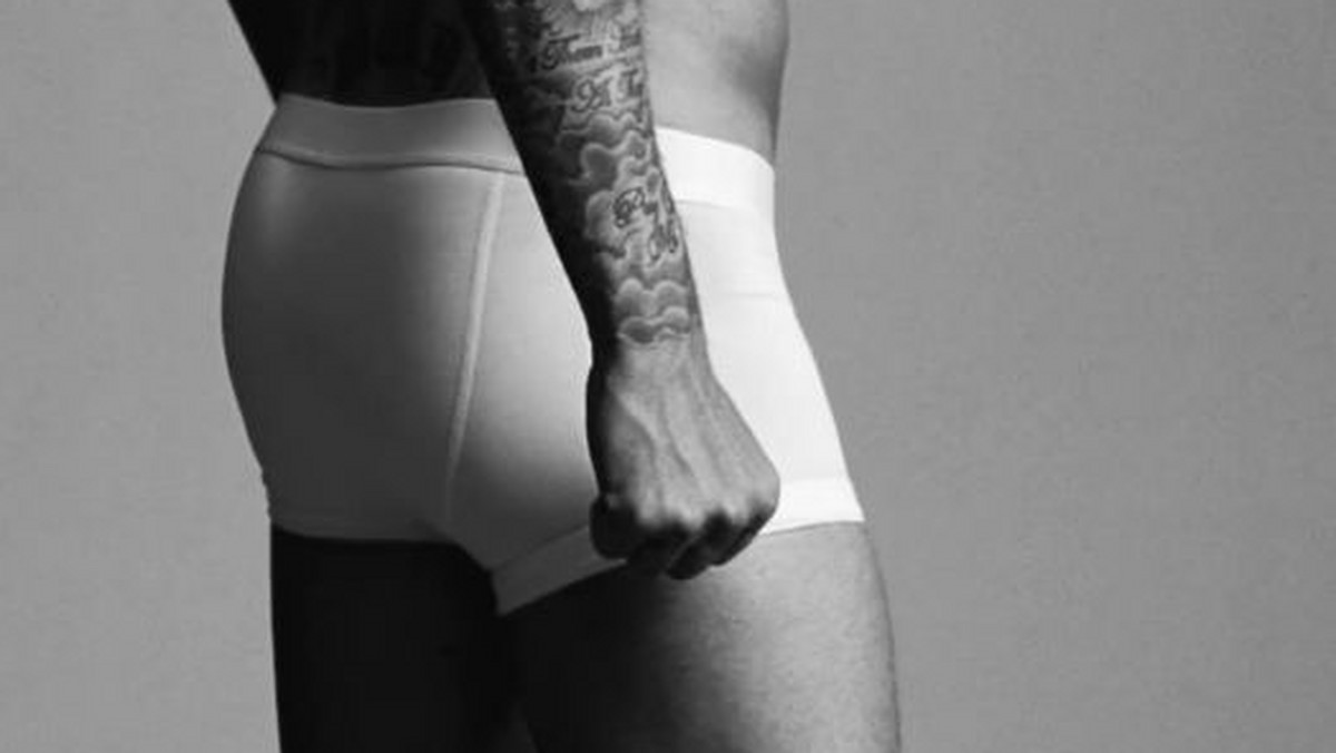 Gwiazdor Los Angeles Galaxy, David Beckham, swego czasu musiał odpierać zarzuty swoich przeciwników, którzy zarzucali mu, że w reklamie jednej z marek bielizny, poprawił sobie pewne istotne części ciała... Tym razem skandal wywołały jego "wyzywające" pozy...