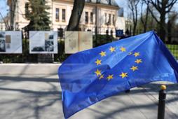 Flaga Unii Europejskiej przed Trybunałem Konstytucyjnym w Warszawie.