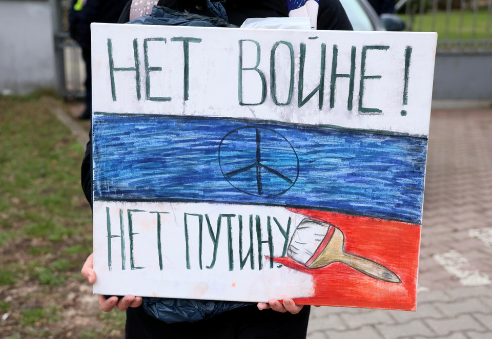 Protestujący w Warszawie przynieśli antyputinowskie transparenty i wznosili okrzyki przeciwko rosyjskiemu dyktatorowi