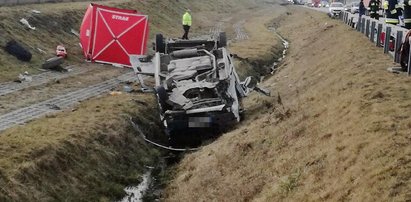 Bus dachował na A1. Jedna osoba nie żyje