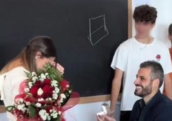 Oświadczyny podczas lekcji w liceum. Nauczyciel poprosił o rękę...