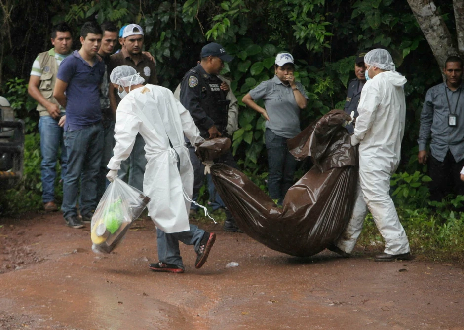 Forenzičari odnose leševe
