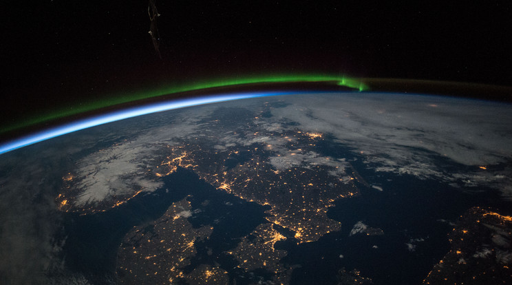 Az aurora borealis, ismertebb nevén az északi fények zöld szalagként húzódnak Skandinávia felett / Fotó: Northfoto