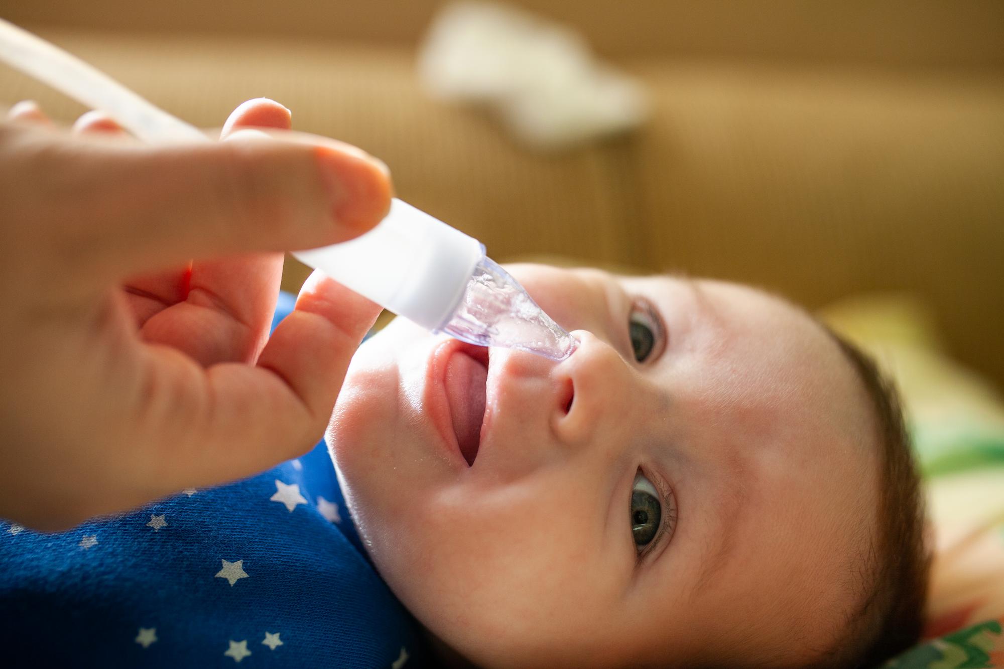 Как очистить нос от соплей. Чистить нос новорожденному. Прочищать нос новорожденному. Промывание носа для новорожденных. Средство для очистки носа новорожденного.