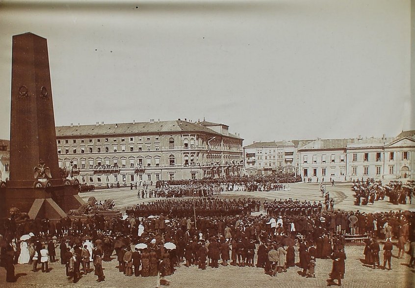 Uroczystość z okazji położenia kamienia węgielnego pod budowę świątyni, 30 sierpnia 1894 roku. Zdjęcie pochodzi z tygodnika Stolica nr 1516.