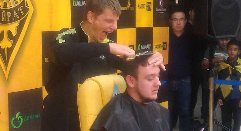 Andre Arshavin shaves blogger's head