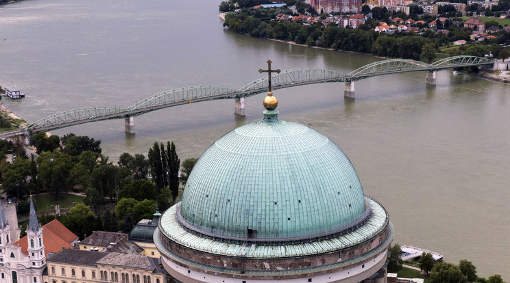 Az Esztergomi bazilika (Nagyboldogasszony- és Szent Adalbert-főszékesegyház) kupolája, a háttérben a Mária Valéria híd. / Fotó: MTI/Máthé Zoltán