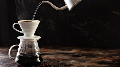 Woda stanowi niemal 98 proc. w filiżance kawy. Jak dobrać jej parametry, żeby nie zepsuć naparu?