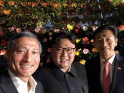 Selfik na moście z ministrem. Kim Dzong Un zwiedza Singapur przed spotkaniem z Trumpem [ZDJĘCIA]