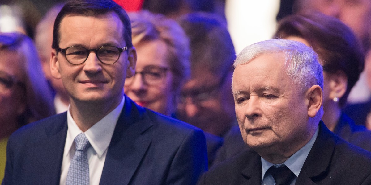 Na zdjęciu od lewej: premier rządu Mateusz Morawiecki, szef partii PiS Jarosław Kaczyński. Według premiera koszt nowych obietnic partii to 30-40 mld zł rocznie