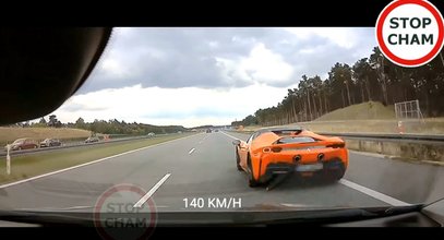 Szaleńczy rajd kierowców ferrari na A1. Wyprzedzali pasem awaryjnym, spychali auta. O włos od tragedii [FILM]