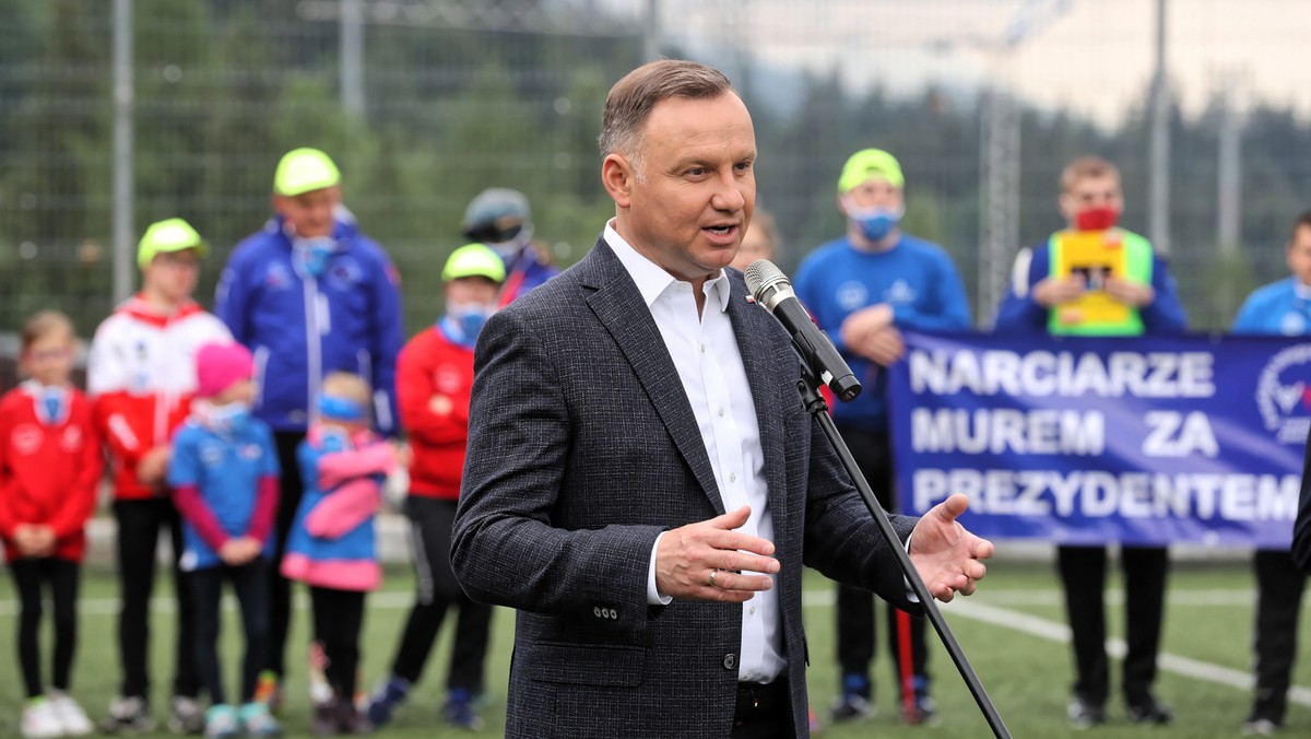 Prezydent RP Andrzej Duda podczas wizyty na boisku piłkarskim Plato na terenie Centralnego Ośrodka Sportowego w Zakopanem