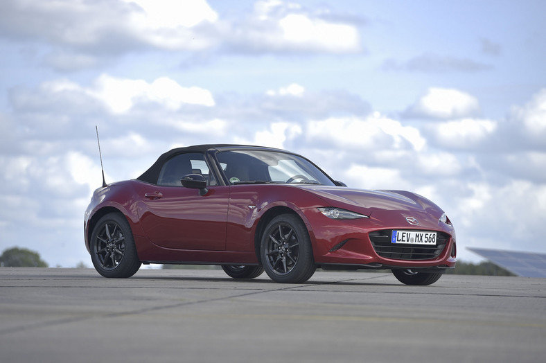 Mazda MX-5 kontra Fiat 124 Spider - takie same, a jednak inne