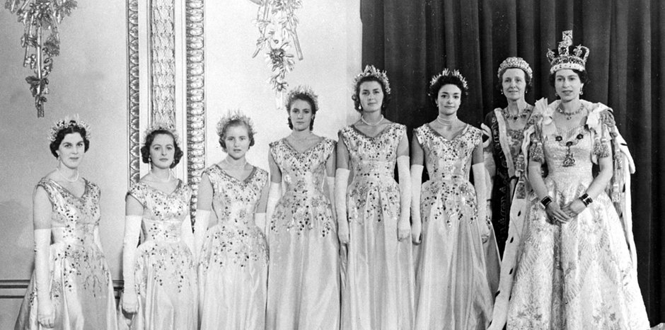 Królowa Elżbieta II wraz z druhnami, po koronacji. 