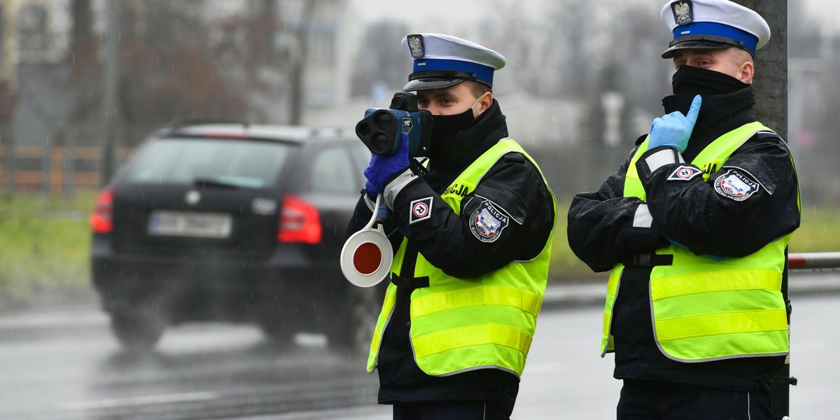 W 2021 r. wysokość opłaty za brak ważnej polisy OC dla samochodów osobowych wynosi 5 600 zł. 