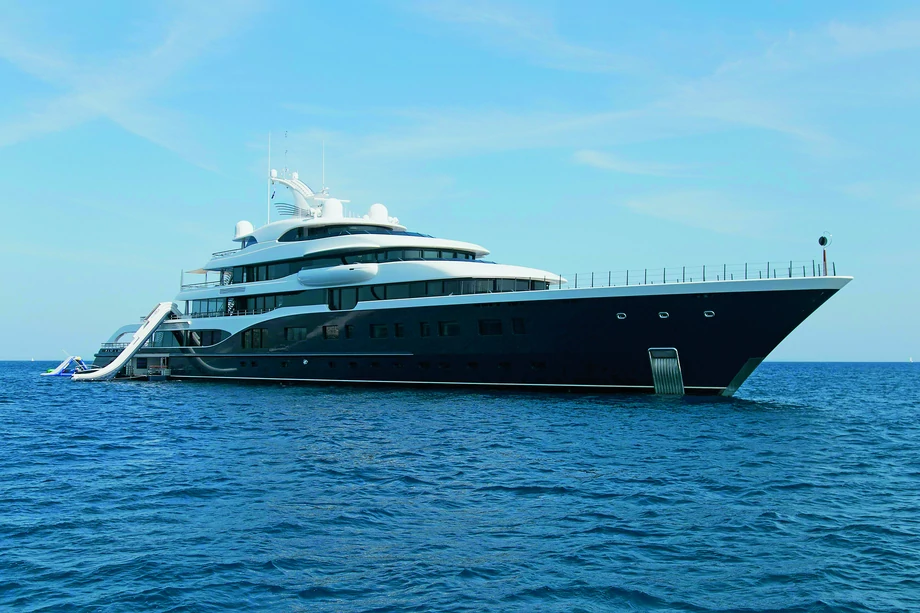 Bernard Arnault, właściciel grupy LVMH, ma własną wyspę Indigo na Bahamach – 53-ha skrawek lądu kosztował go 35 mln dol. Prawdopodobnie dostaje się na nią własnym superjachtem „Symphony”, wartym 150 mln dol.