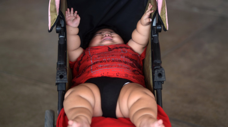 Szinte hihetetlen, de a kis Luis még csak tíz hónapos,
viszont már hároméveseknek való ruhát hord /Fotó: AFP