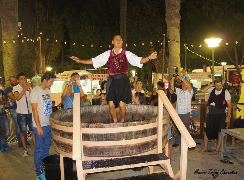 Wieczorny pokaz Cypryjczyków w Limassol na corocznym Święcie Wina
