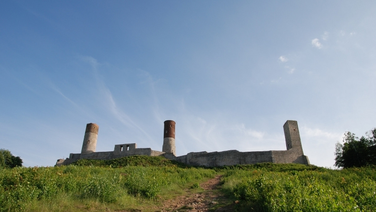 Nowe tarasy widokowe, odtworzenie średniowiecznej kaplicy i ekspozycja przedpola warowni - to największe zmiany przewidziane w projekcie tegorocznego remontu ruin zamku królewskiego w Chęcinach k. Kielc.