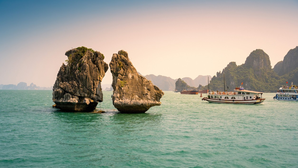 Zátoka Ha Long patrí medzi najkrajšie miesta sveta a je zapísaná v zozname UNESCO. Ideálna voľba pre lacnú a exotickú dovolenku. 