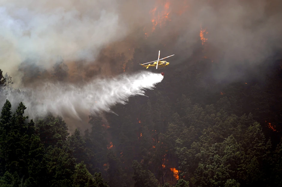 Helikopter gasi požar na Tenerifima