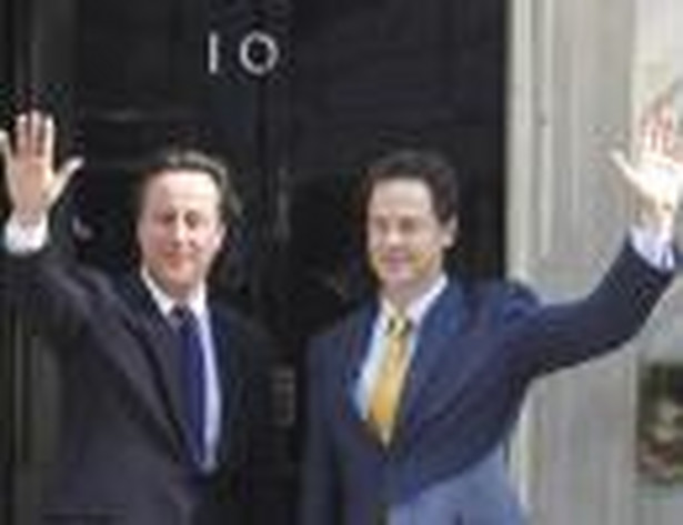 David Cameron, premier Wielkiej Brytanii, Konserwatyści (po lewej) i Nick Clegg, wicepremier, Liberalni Demokraci