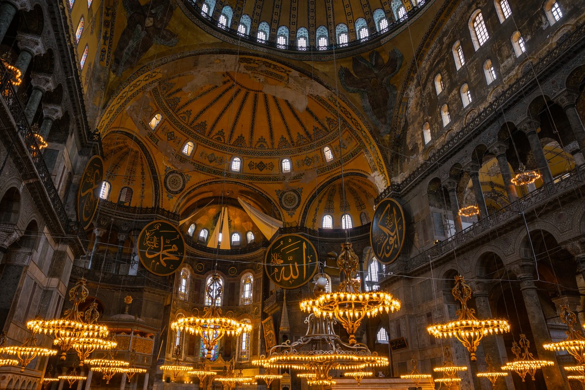Hagia Sophia w Stambule. Była katedrą, muzeum, a teraz jest meczetem. Nazywana "sercem Stambułu". Dbała o nią każda władza, począwszy od Bizancjum, przez Imperium Osmańskie po czasy współczesne.