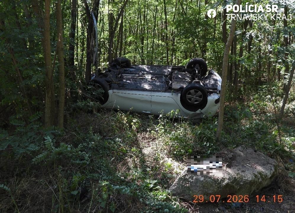 Po nehode pri Gbeloch transportovali vodiča do nemocnice vrtuľníkom. 