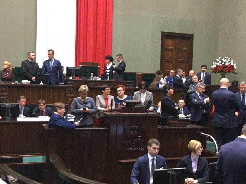 Sejm znów zamieniony w twierdzę! Boją się zamieszek?