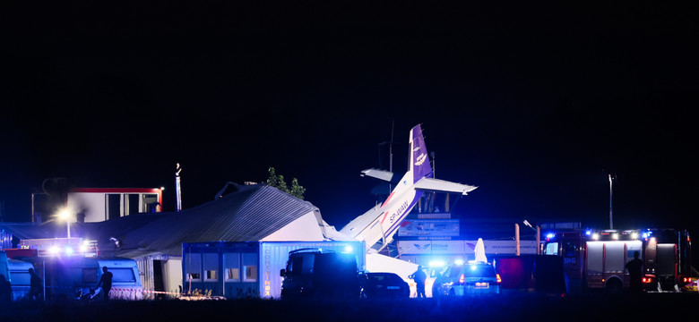 Katastrofa lotnicza w Chrcynnie. Samolot spadł na hangar z ludźmi [WIDEO]