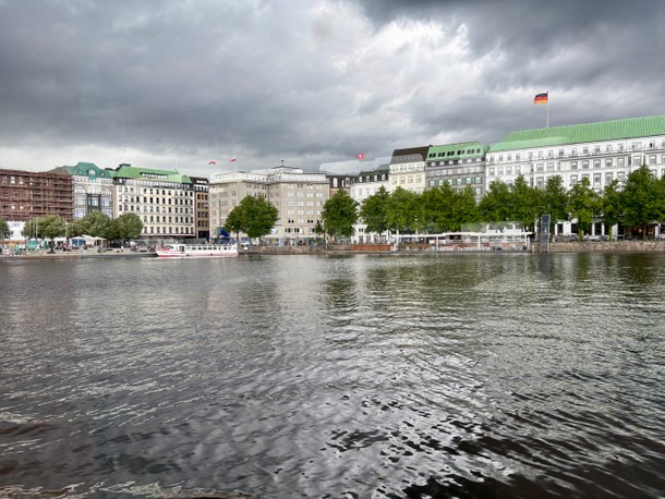 Centrum Hamburga z perspektywy jeziora Alster