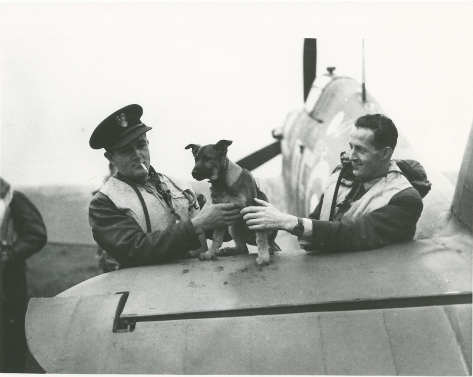 Dwaj piloci Dywizjonu 303 – Jan Zumbach (z lewej) i Mirosław Ferić
